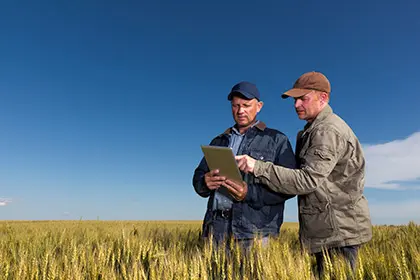 Farmers-and-Tech_GettyImages-170003864_420x280