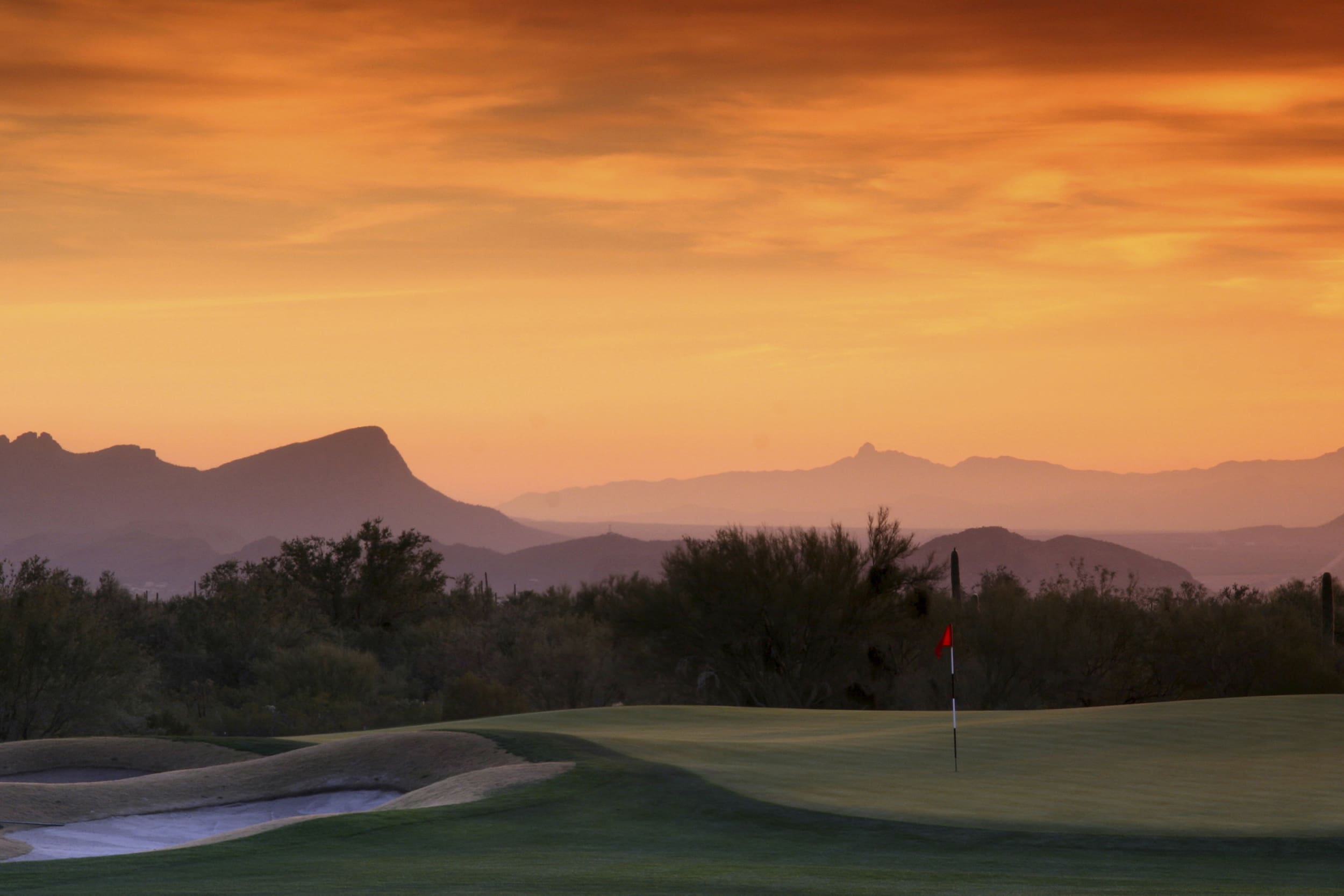 Golf_02_2500x1667px_Grid Sunset over golf course